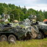 Δύο οχήματα Stryker του 2ου Συντάγματος Ιππικού του Αμερικανικού Στρατού με παραλλαγή σε λιβάδι στο Χόενφελς της Γερμανίας