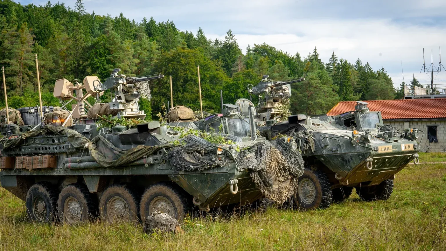 Δύο οχήματα Stryker του 2ου Συντάγματος Ιππικού του Αμερικανικού Στρατού με παραλλαγή σε λιβάδι στο Χόενφελς της Γερμανίας