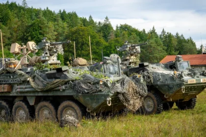 Δύο οχήματα Stryker του 2ου Συντάγματος Ιππικού του Αμερικανικού Στρατού με παραλλαγή σε λιβάδι στο Χόενφελς της Γερμανίας