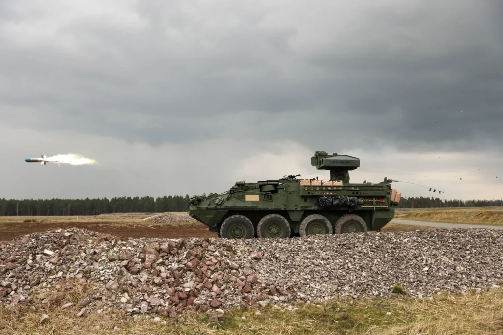 Αντιαρματικό όχημα Stryker εκτοξεύει πύραυλο σε πεδίο βολής