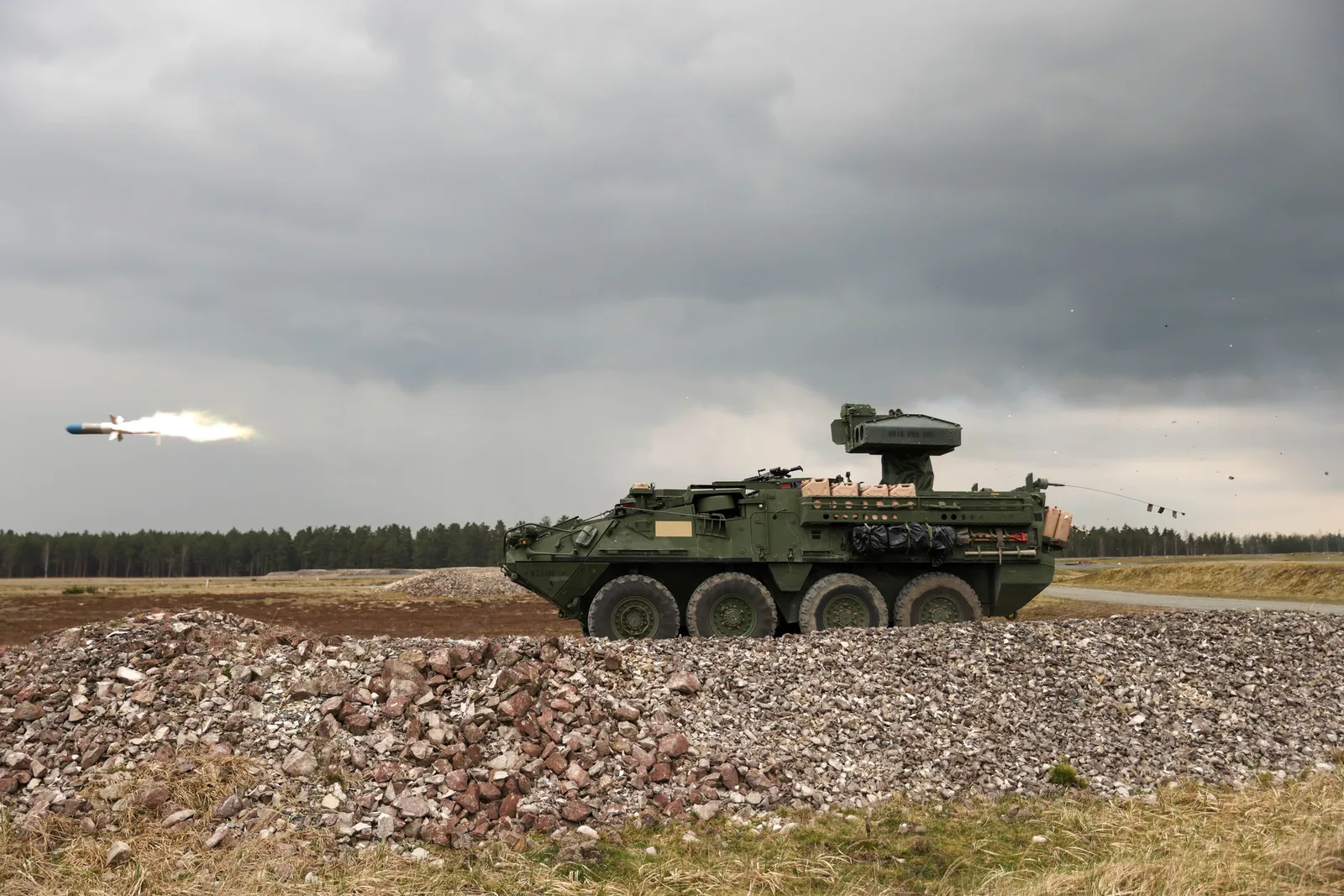 Αντιαρματικό όχημα Stryker M1134 εκτοξεύει πύραυλο TOW σε πεδίο βολής