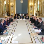 Συνάντηση αντιπροσωπειών για την Ουκρανία σε αίθουσα του Μεγάρου των Ηλυσίων