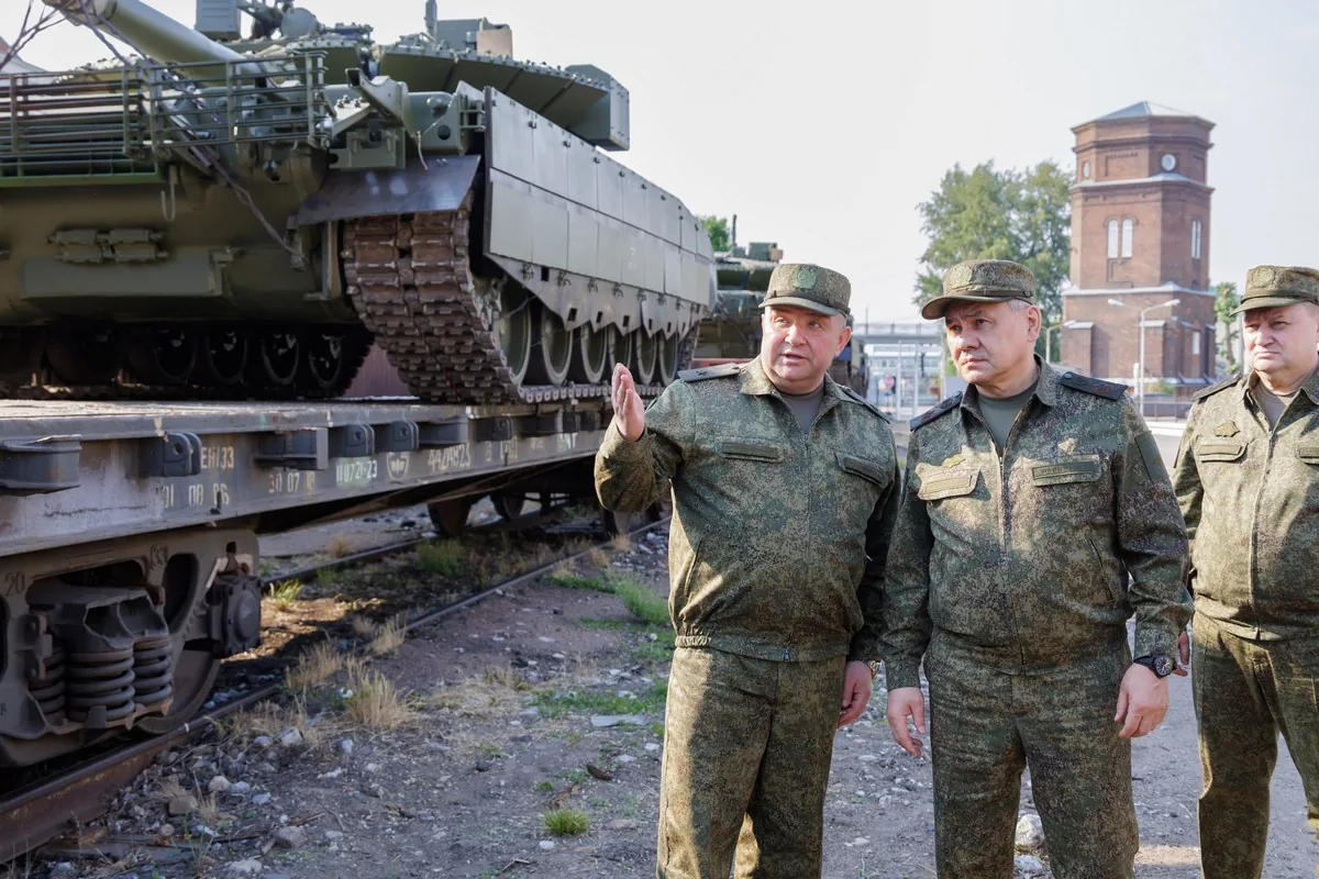 Άρματα T-80BVM σε σιδηροδρομικές πλατφόρμες στο Ομσκ