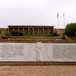 Το κτίριο της τουρκικής Μεγάλης Εθνοσυνέλευσης στην Άγκυρα με ανάγλυφο τοίχο και σημαίες στο προαύλιο