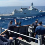 Η τουρκική κορβέτα TCG Heybeliada του προγράμματος MILGEM σε πλεύση, από το κατάστρωμα αμερικανικού αντιτορπιλικού