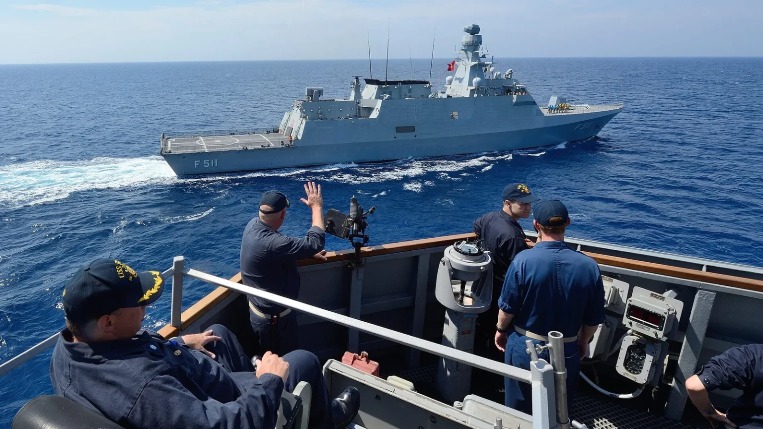 Η τουρκική κορβέτα TCG Heybeliada του προγράμματος MILGEM σε πλεύση, από το κατάστρωμα αμερικανικού αντιτορπιλικού