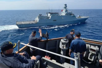 Η τουρκική κορβέτα TCG Heybeliada του προγράμματος MILGEM σε πλεύση, από το κατάστρωμα αμερικανικού αντιτορπιλικού