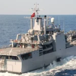 Γκρι τουρκικό αρματαγωγό με ελικοδρόμιο στην πρύμνη πλέει σε ανοιχτή θάλασσα