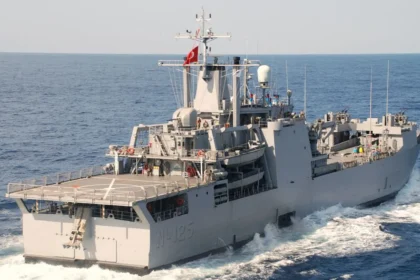 Γκρι τουρκικό αρματαγωγό με ελικοδρόμιο στην πρύμνη πλέει σε ανοιχτή θάλασσα