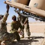 Στρατιώτες ελέγχουν εκτοξευτή του αντιβαλλιστικού συστήματος THAAD σε έρημο της Σαουδικής Αραβίας