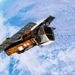 Εικαστική απεικόνιση του διαστημικού τηλεσκοπίου Neil Gehrels Swift της NASA σε τροχιά πάνω από τη Γη