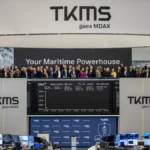 Στελέχη της TKMS στο Χρηματιστήριο της Φρανκφούρτης κάτω από την επιγραφή TKMS goes MDAX