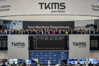 Στελέχη της TKMS στο Χρηματιστήριο της Φρανκφούρτης κάτω από την επιγραφή TKMS goes MDAX