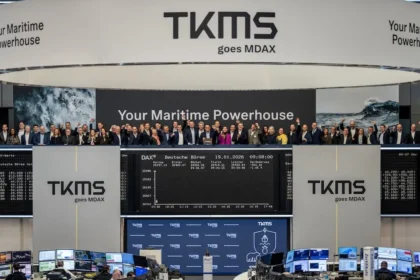 Στελέχη της TKMS στο Χρηματιστήριο της Φρανκφούρτης κάτω από την επιγραφή TKMS goes MDAX