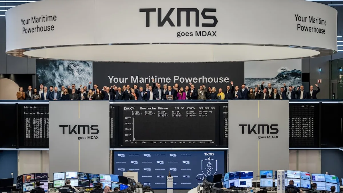 Στελέχη της TKMS στο Χρηματιστήριο της Φρανκφούρτης κάτω από την επιγραφή TKMS goes MDAX