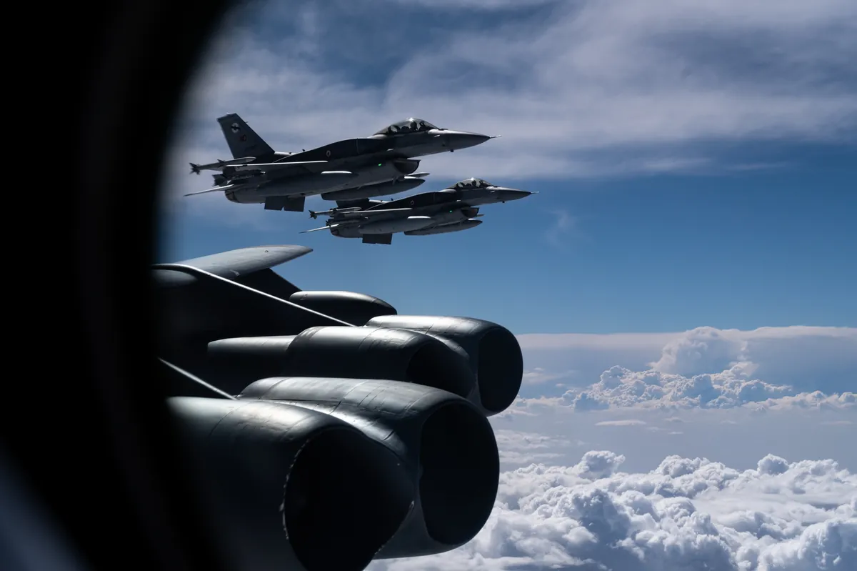 Δύο τουρκικά F-16 με πυραύλους αέρος-αέρος πετούν σε σχηματισμό δίπλα σε αμερικανικό B-52