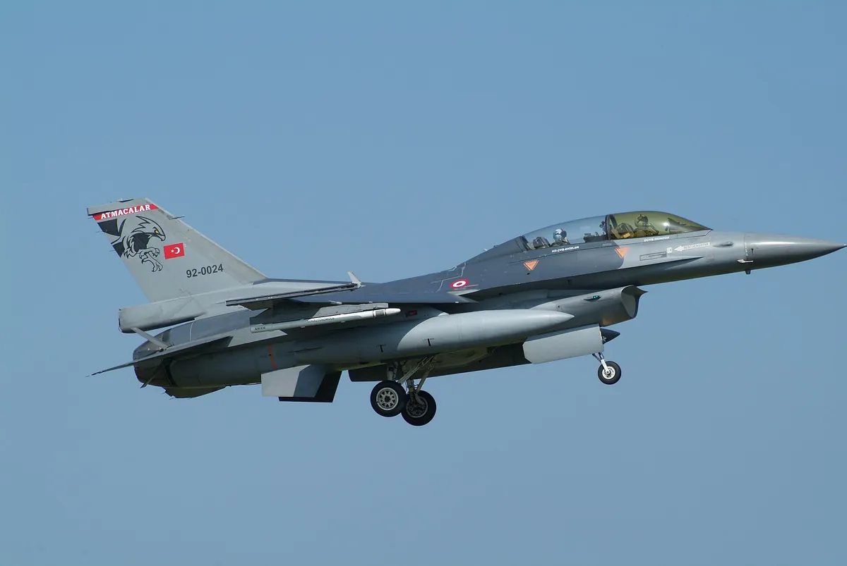 Διθέσιο τουρκικό F-16D με αριθμό 92-0024 της 182 Μοίρας σε προσέγγιση για προσγείωση