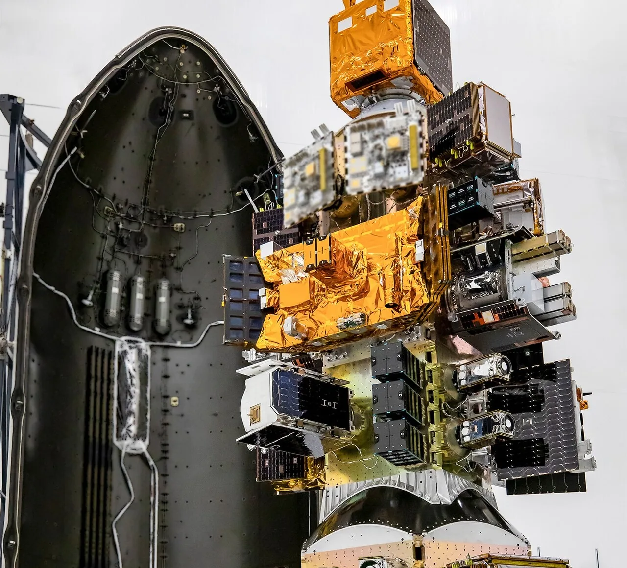 Δορυφόροι τοποθετημένοι στον φορέα του Falcon 9 για την αποστολή Transporter-15