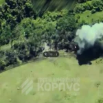 Αεροφωτογραφία από drone που δείχνει έκρηξη πυρομαχικού σε δασώδη περιοχή του μετώπου του Ντονέτσκ