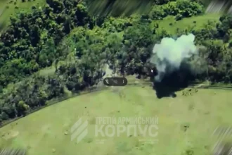 Αεροφωτογραφία από drone που δείχνει έκρηξη πυρομαχικού σε δασώδη περιοχή του μετώπου του Ντονέτσκ
