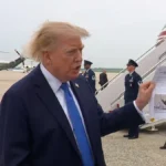 Ο Ντόναλντ Τραμπ μιλά σε δημοσιογράφους στην αεροπορική βάση Άντριους, με το προεδρικό ελικόπτερο στο βάθος