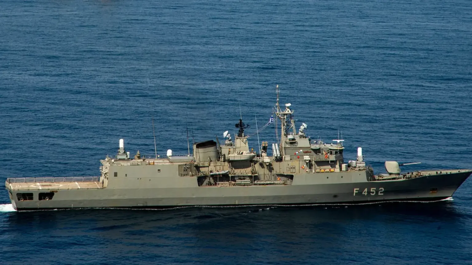 Η φρεγάτα του Πολεμικού Ναυτικού Ύδρα (F-452) εν πλω στο Ιόνιο