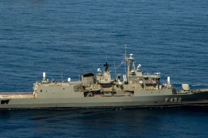 Η φρεγάτα του Πολεμικού Ναυτικού Ύδρα (F-452) εν πλω στο Ιόνιο