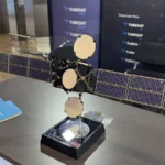 Μοντέλο του δορυφόρου Türksat 6A σε περίπτερο της TURKSAT