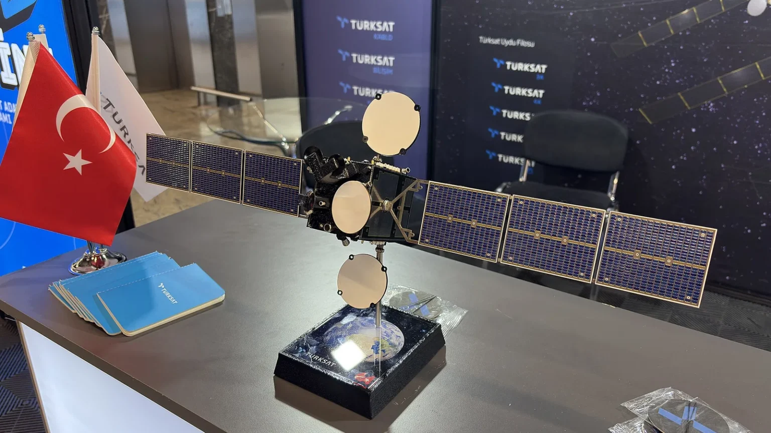 Μοντέλο του δορυφόρου Türksat 6A σε περίπτερο της TURKSAT