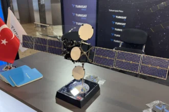 Μοντέλο του δορυφόρου Türksat 6A σε περίπτερο της TURKSAT