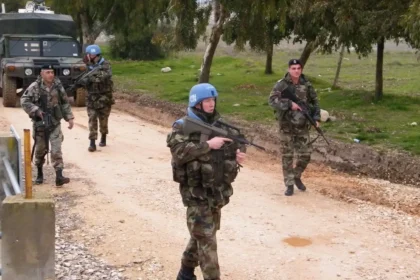 Στρατιώτες του λιβανικού στρατού και Ιρλανδοί κυανόκρανοι περπατούν μαζί σε ορεινό μονοπάτι