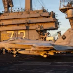 Μαχητικό F/A-18F Super Hornet στο κατάστρωμα του αεροπλανοφόρου USS Abraham Lincoln με τον αριθμό 72 στη γέφυρα