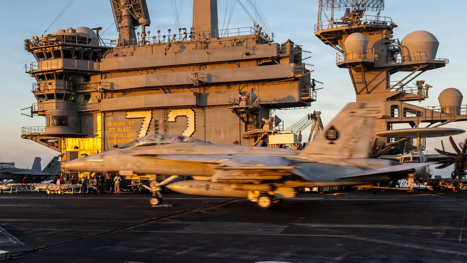 Μαχητικό F/A-18F Super Hornet στο κατάστρωμα του αεροπλανοφόρου USS Abraham Lincoln με τον αριθμό 72 στη γέφυρα