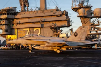 Μαχητικό F/A-18F Super Hornet στο κατάστρωμα του αεροπλανοφόρου USS Abraham Lincoln με τον αριθμό 72 στη γέφυρα
