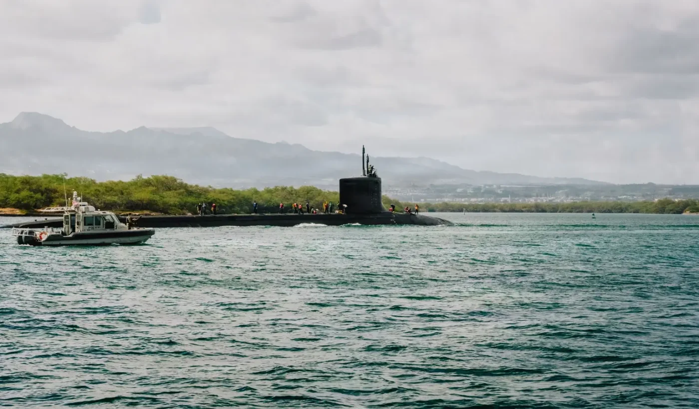Το πυρηνοκίνητο υποβρύχιο USS Colorado της κλάσης Virginia πλέει στην επιφάνεια κατά την άφιξή του στο Joint Base Pearl Harbor-Hickam της Χαβάης