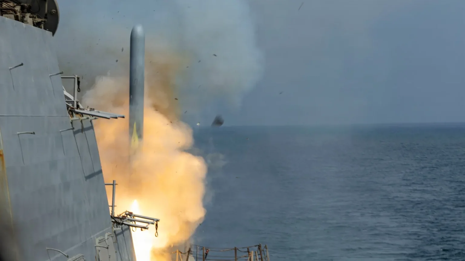 Πύραυλος Tomahawk εκτοξεύεται από το κάθετο σύστημα εκτόξευσης του αντιτορπιλικού USS Delbert D. Black