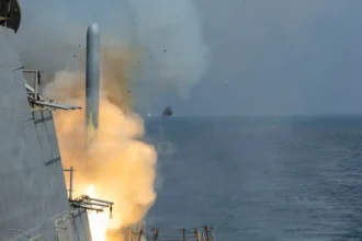 Πύραυλος Tomahawk εκτοξεύεται από το κάθετο σύστημα εκτόξευσης του αντιτορπιλικού USS Delbert D. Black