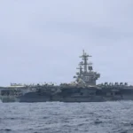 Το αεροπλανοφόρο USS George H.W. Bush στη θάλασσα, ενώ μαχητικό Super Hornet πλησιάζει για προσγείωση