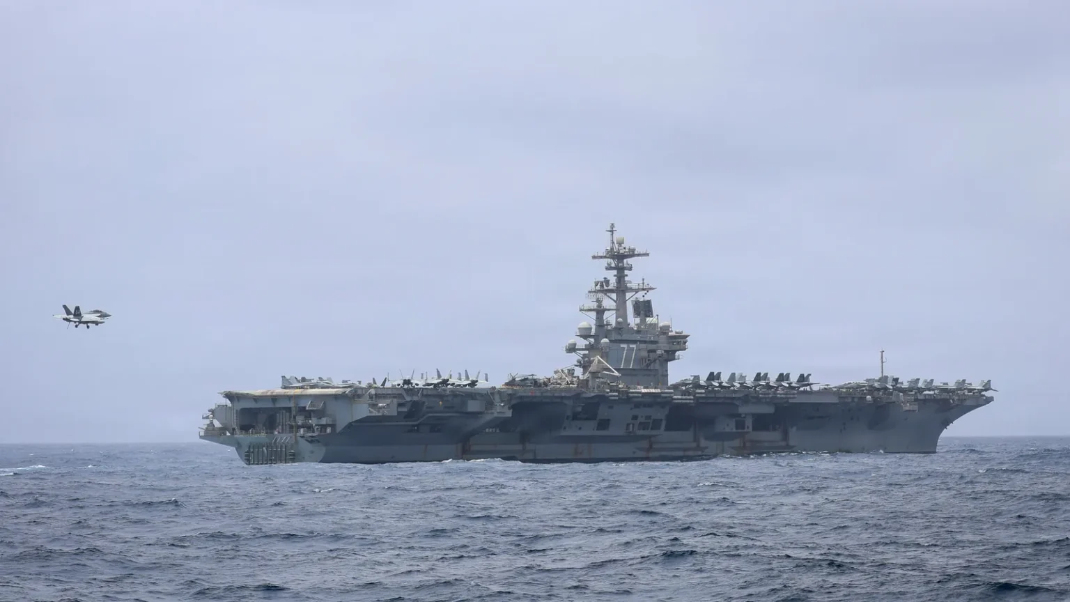Το αεροπλανοφόρο USS George H.W. Bush στη θάλασσα, ενώ μαχητικό Super Hornet πλησιάζει για προσγείωση