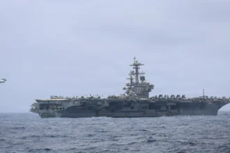 Το αεροπλανοφόρο USS George H.W. Bush στη θάλασσα, ενώ μαχητικό Super Hornet πλησιάζει για προσγείωση