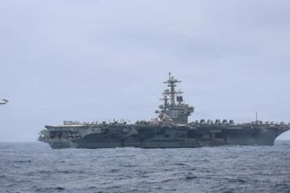 Το αεροπλανοφόρο USS George H.W. Bush στη θάλασσα, ενώ μαχητικό Super Hornet πλησιάζει για προσγείωση