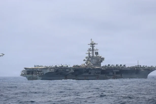 Το αεροπλανοφόρο USS George H.W. Bush στη θάλασσα, ενώ μαχητικό Super Hornet πλησιάζει για προσγείωση