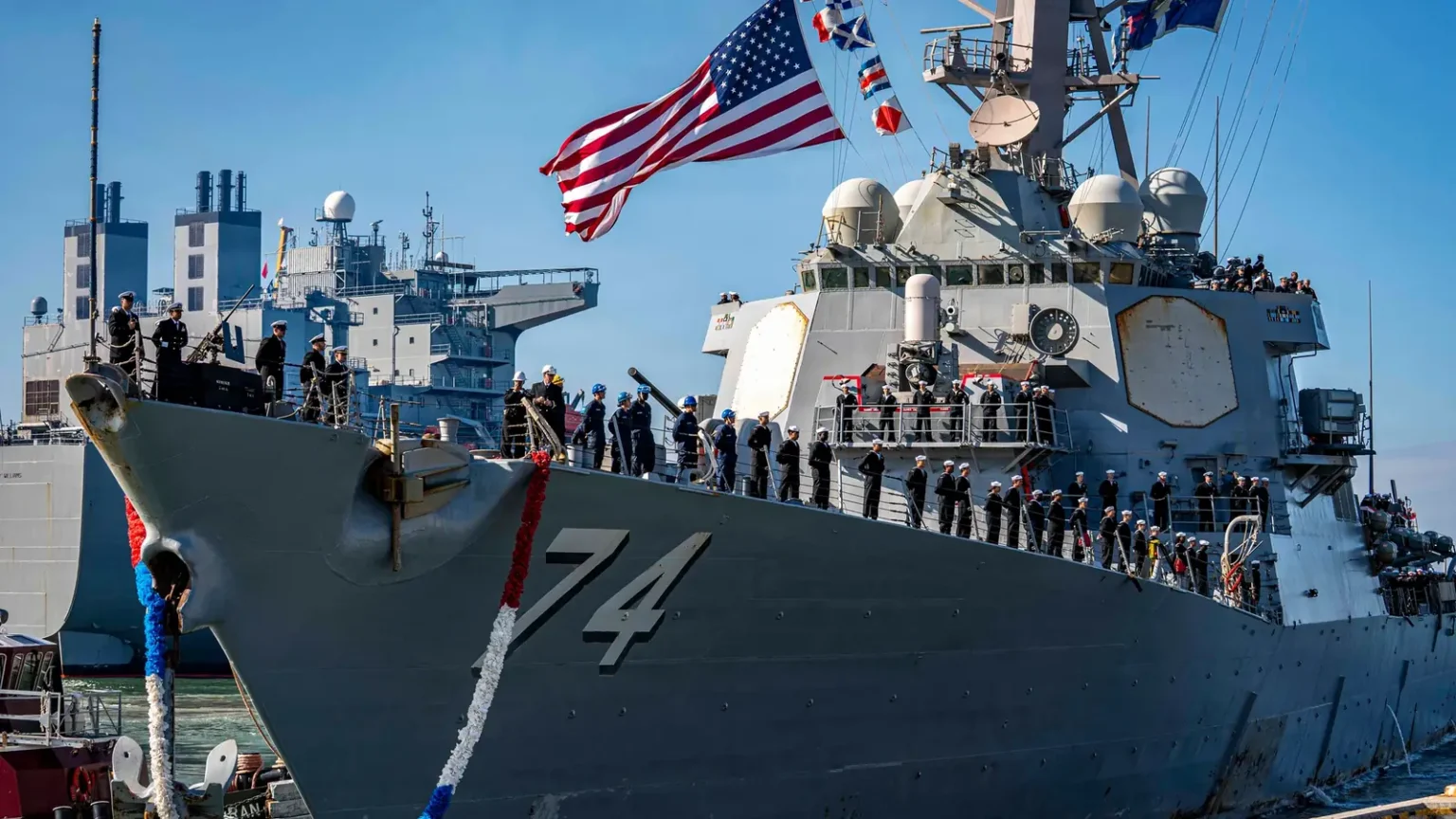 Το αμερικανικό αντιτορπιλικό USS McFaul (DDG 74) με τον αριθμό 74 στην πλώρη και το πλήρωμα παραταγμένο στο κατάστρωμα, κατά την επιστροφή στο Νόρφολκ
