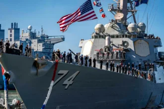 Το αμερικανικό αντιτορπιλικό USS McFaul (DDG 74) με τον αριθμό 74 στην πλώρη και το πλήρωμα παραταγμένο στο κατάστρωμα, κατά την επιστροφή στο Νόρφολκ