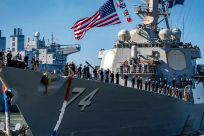 Το αμερικανικό αντιτορπιλικό USS McFaul (DDG 74) με τον αριθμό 74 στην πλώρη και το πλήρωμα παραταγμένο στο κατάστρωμα, κατά την επιστροφή στο Νόρφολκ
