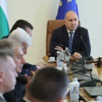 Ο πρωθυπουργός της Βουλγαρίας Ρούμεν Ράντεφ προεδρεύει σε σύσκεψη στο Υπουργικό Συμβούλιο, με τη βουλγαρική και την ευρωπαϊκή σημαία πίσω του