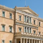 Η κεντρική πρόσοψη του κτιρίου της Βουλής των Ελλήνων στην πλατεία Συντάγματος με την ελληνική σημαία