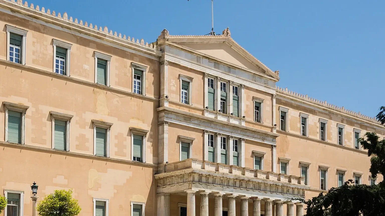 Η κεντρική πρόσοψη του κτιρίου της Βουλής των Ελλήνων στην πλατεία Συντάγματος με την ελληνική σημαία