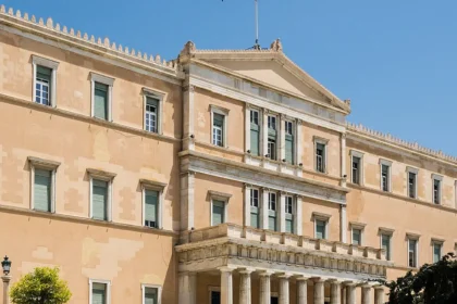 Η κεντρική πρόσοψη του κτιρίου της Βουλής των Ελλήνων στην πλατεία Συντάγματος με την ελληνική σημαία