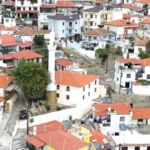 Αεροφωτογραφία της παλιάς πόλης της Ξάνθης με κεραμοσκεπή σπίτια και τον μιναρέ του τεμένους Αχριάν